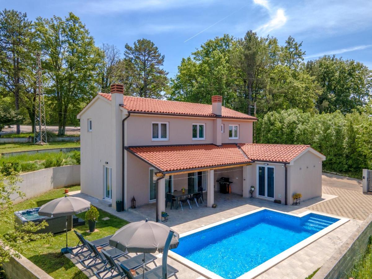Blaise Villa Manjadvorci